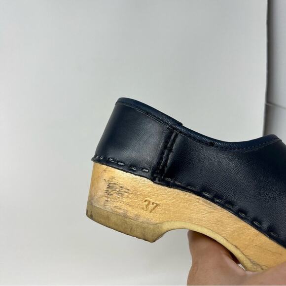 Sven NAVY BLUE Leaf Punch Swedish Clogs Size 37 or US 6.5-7 - Picture 9 of 12